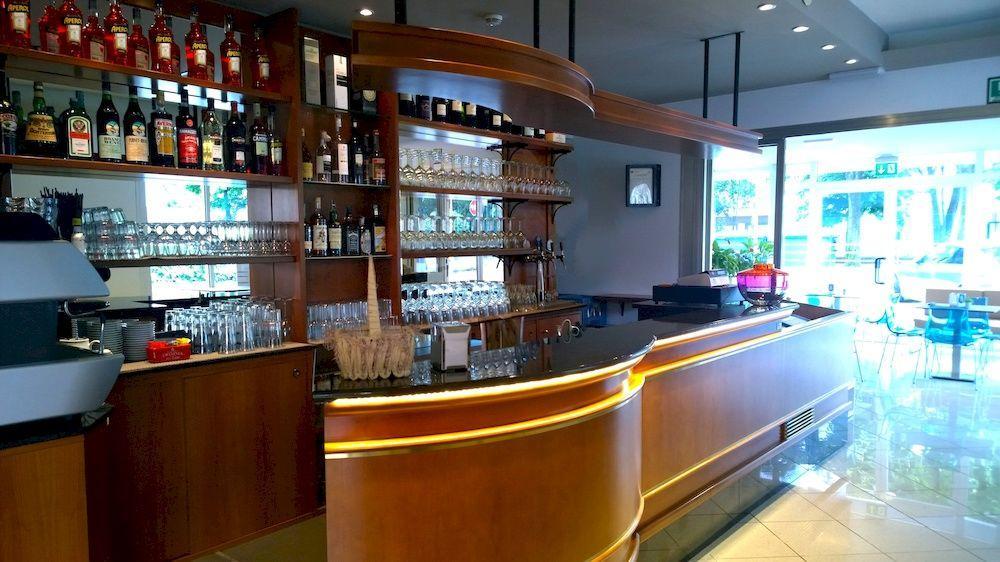 Hotel Gambrinus ลินญาโน ซับเบียโดโร ภายนอก รูปภาพ
